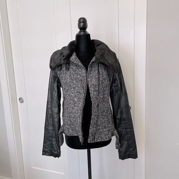 2𝒇𝒐𝒓$150 Guess faux leather sleeve jacket sizeM - Picture 3 of 7